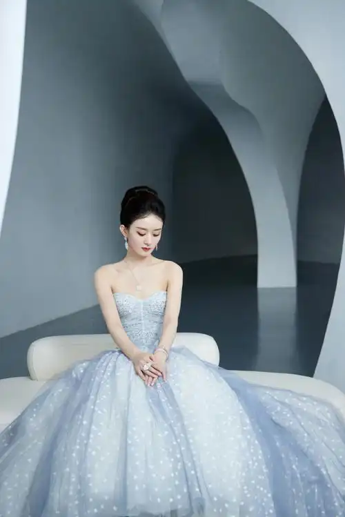 时尚芭莎红毯##赵丽颖露背