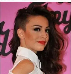 头发是波浪型的长发披发发型,不过有了剃掉鬓角以后,这样的女生发型