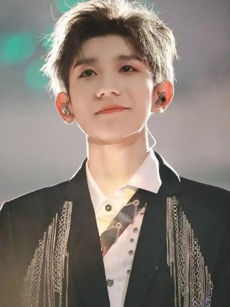 王源高清图片 王源的笑容好治愈98 希望他开开心心的,小汤圆们永远