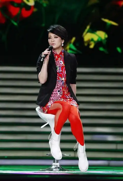 毛阿敏是瘦了多少一身全白造型又飒又美59岁仍有小脸尖下巴