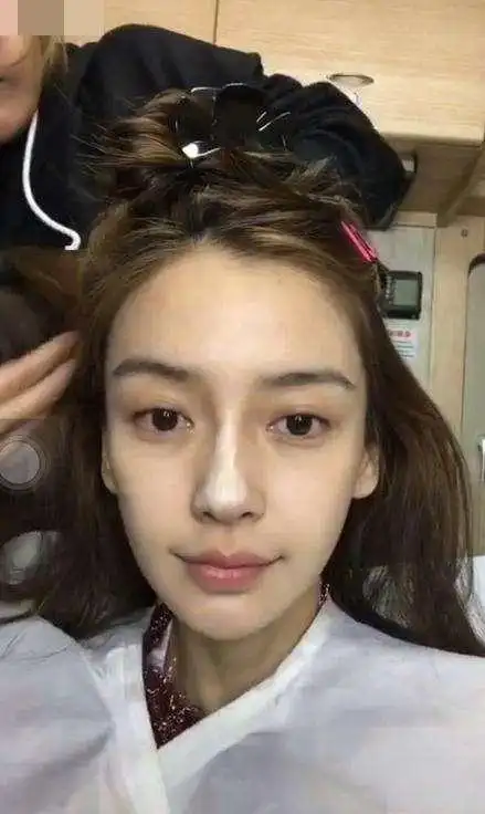 化妆在帮他一点一点的上妆,完全是从素颜开始;原来素颜下的angelababy