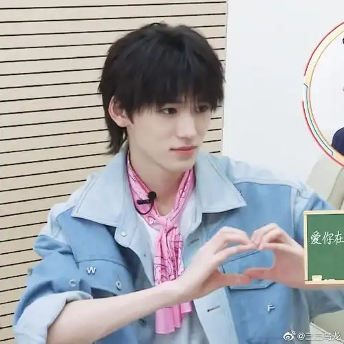 家里的小猫开心的时候会歪头毛毛也会翘起来93#宋亚轩王牌对王牌