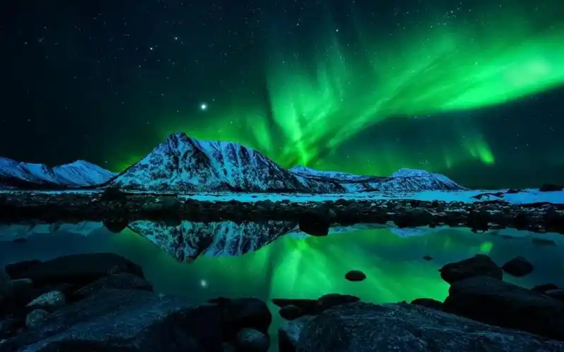 十分罕见的北极光束美景