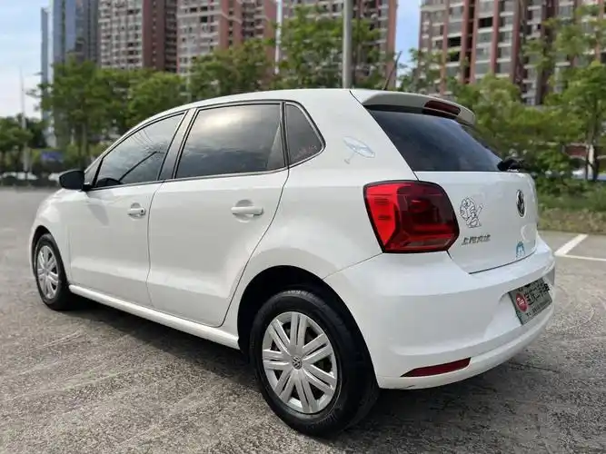 2020款的大众polo车型是一款小型车,车身结构为5门5座的两厢车.