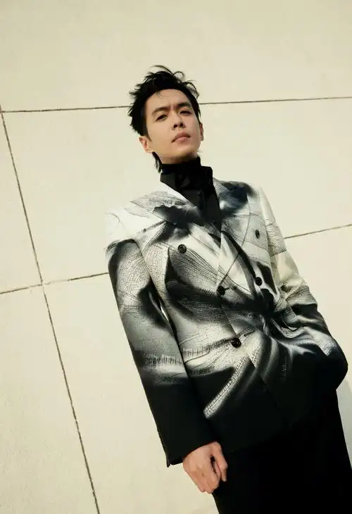 张若昀超话#微博视界大会#青墨微寂染成一色,暗自抬眸遣来清欢.