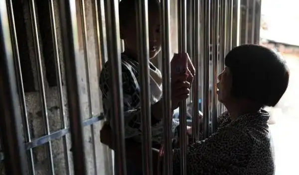 3岁小男孩被爷爷锁在铁笼养大背后的原因让人心痛