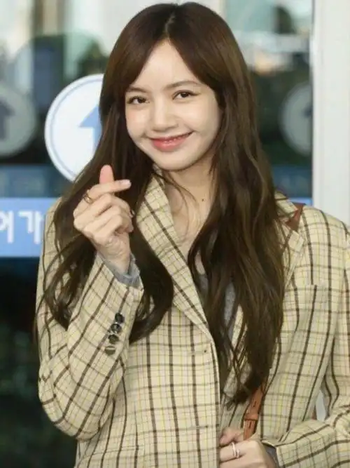 lisa掀起刘海后,撞脸"悲伤蛙"?