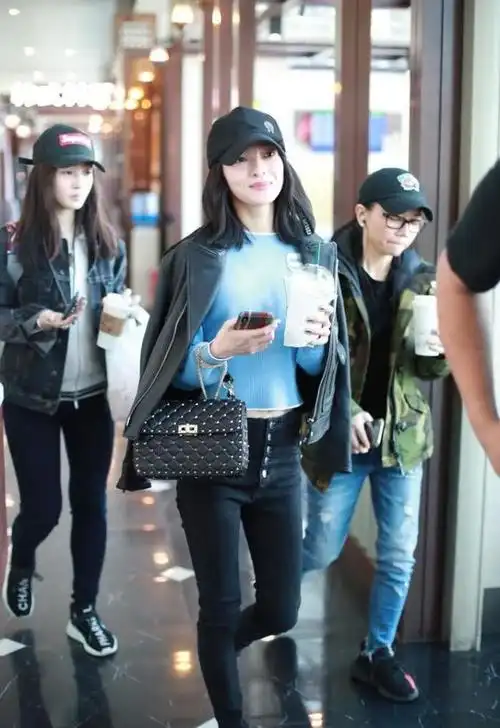 4,张韶涵走机场张韶涵厉害了,明明身高不足156cm,换条牛仔裤就增高了