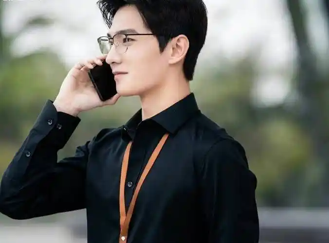 杨洋和富婆的八卦传出,油腻形象改头换面,导致顾漫新书引发争议_合作