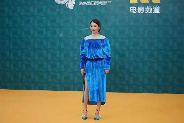 谭维维的礼服造型翻车了身穿宝石蓝长裙秀身材有些臃肿