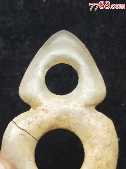 红山文化两孔玉璧