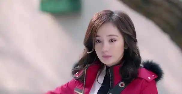 17岁杨幂被49岁成龙搂在怀里,举止亲密,网友:整没整容一目了然