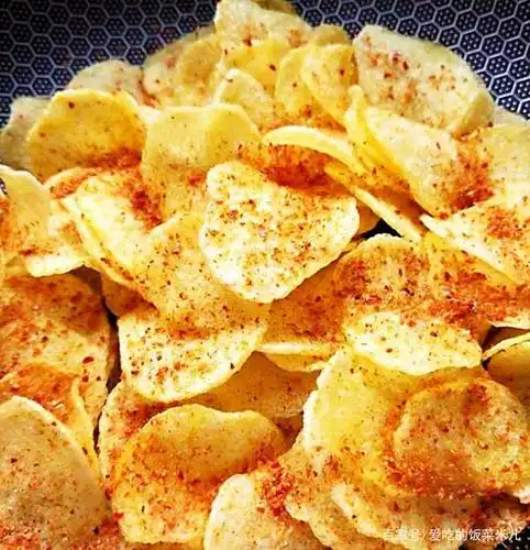 自制炸薯片,炸的薯片又香又脆,吃一次就上瘾,味道超赞