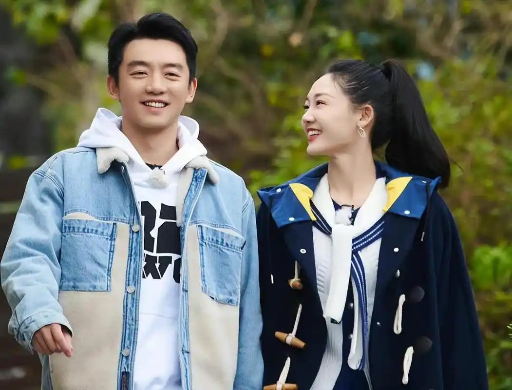 苗苗辟谣生三胎 苗苗和郑恺逛夜市,当众表示家里两个孩子,辟谣了生三