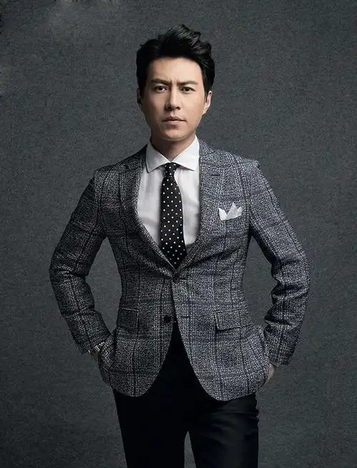 靳东身着深色款西装,沉稳内敛