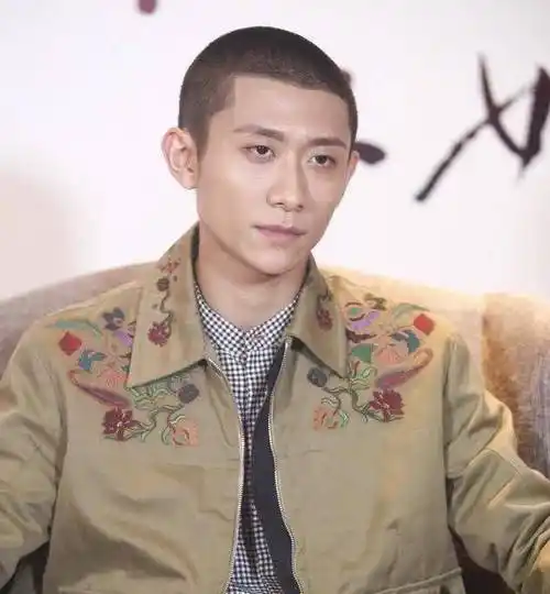 像寸头这样的发型是比较挑脸型的,像脸型比较圆润的话估计是不太适合