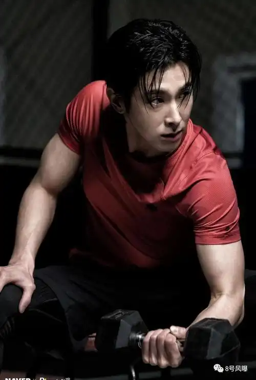 而且退伍三年多,郑允浩身材几乎没有走样过,比不少新生代爱豆还要好.