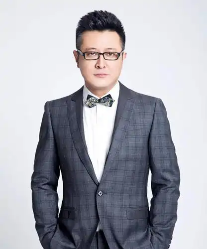 而这档节目的主持人这几十年来也一直没换过,还是那个带着眼镜,有点