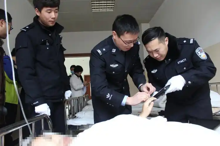 只见两张陈旧的办公桌,叠得高高的资料,一摞像字典一样厚的法医专业书