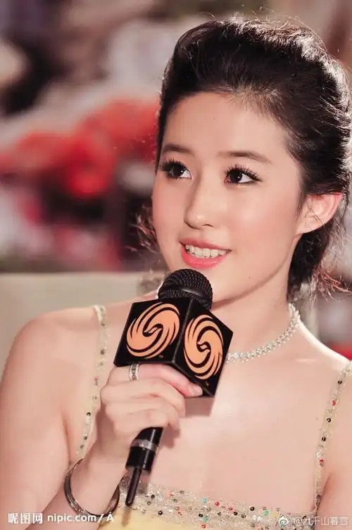 刘亦菲 2008年8月22日,刘亦菲首次出席时… - 高清图片,堆糖,美图壁纸