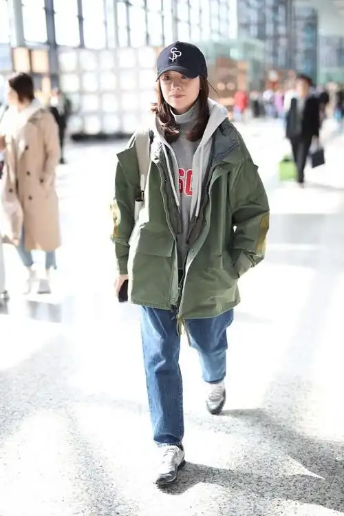 董洁的照片不修也挺显老的,眼袋突出更显憔悴,但是气质仍然高级