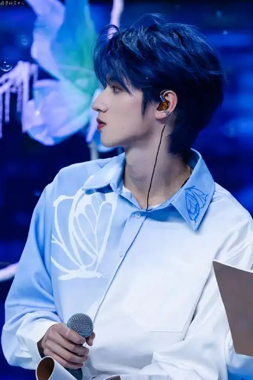 唉 虽然众所周知但是还是想说@tf家族-朱志鑫你侧脸真的太神作了.