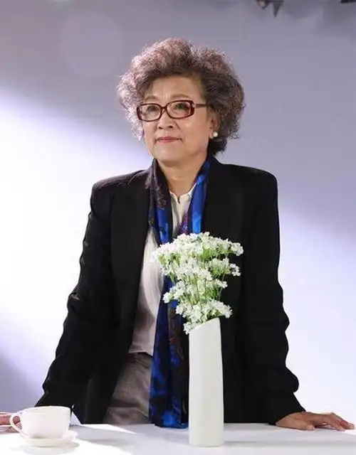 看到宋春丽的白发烫卷造型,才懂:岁月不败美人,直面衰老更自然