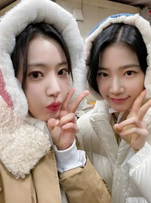 文春爆料女爱豆与大6岁帅哥偶像热恋事务所否认文春明天再爆