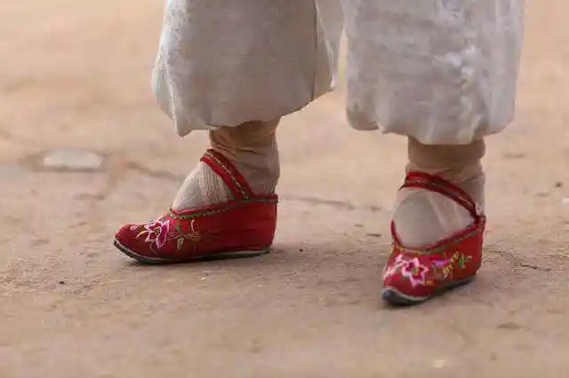 中国最后的裹脚女性:15岁凭"三寸金莲"嫁入豪门,丈夫喜欢得紧