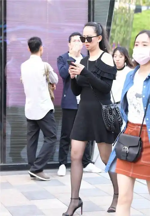 一字带细跟凉鞋,搭配黑色丝袜,春末夏初穿出精致女人味_生活_效果
