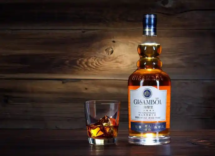 吉斯波尔造型别致的中国风雕堡桶以生命之水之名临世的烈酒