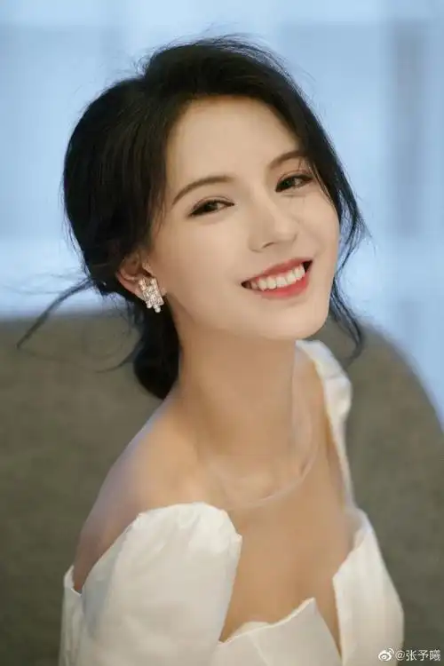 张予曦穿方领白裙优雅似公主 笑容灿烂甜美-易天影视公司-服务项目