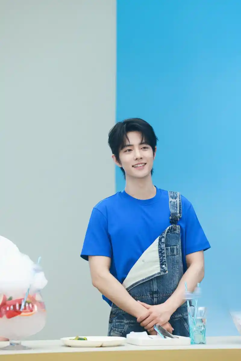 身沐秋风,沉醉夜幕下的随性洒脱,穿着背带裤的肖战笑的好温婉啊 #肖战