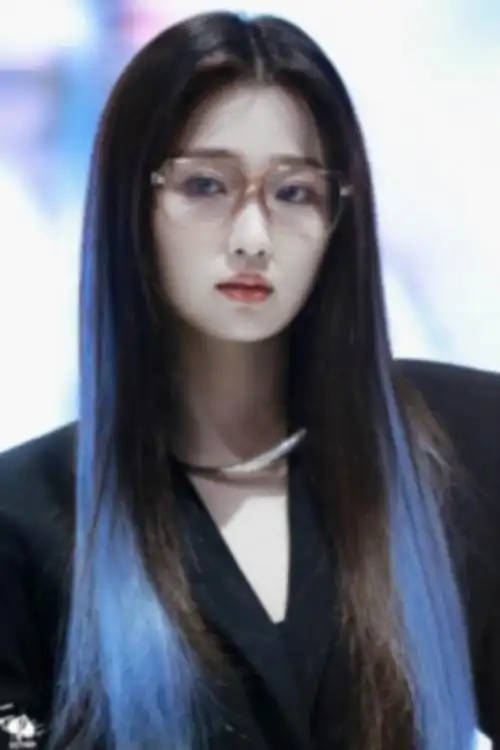 虞书欣今天活动的造型好鲨啊,气质拉满,戴眼镜穿西装的虞总好