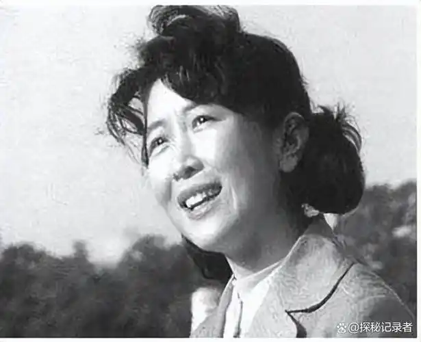 演员壮丽嫁大自己12岁唐国强连生两子如今一家五口阖家欢乐