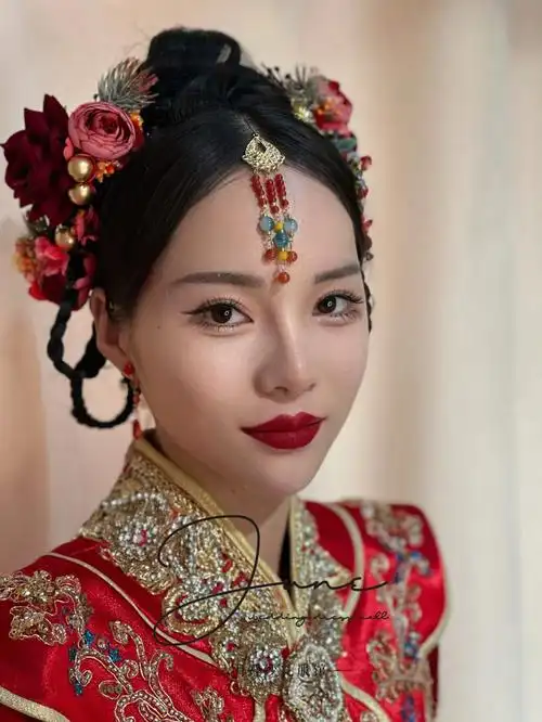 78新中式新娘78优雅端庄新中式新娘造型端庄高贵之中褪去纷繁浮华