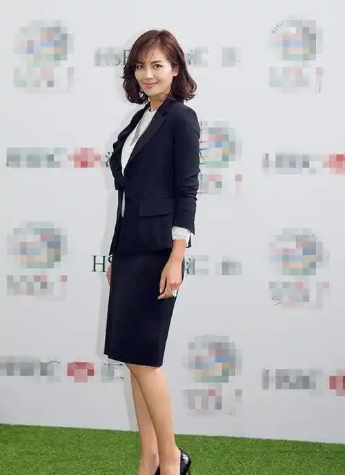 刘涛把职业装穿成了典范穿出了传奇,穿多久都不会过时_西服_女性_白色