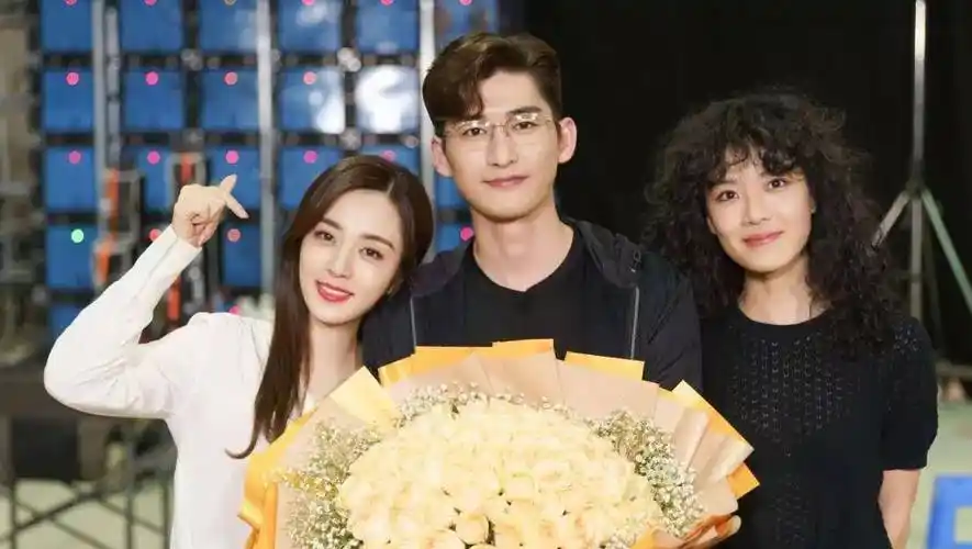 张翰手捧鲜花与王晓晨合影,恋情公开?