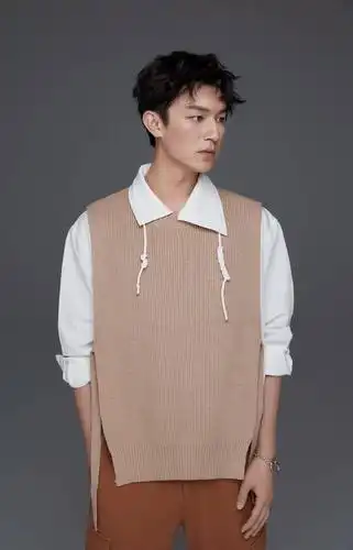 杨旭文北辙南辕白衬衣元气满满尽显活力