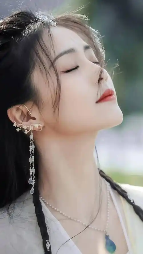 白鹿新剧《长月烬明》造型合集:美若天仙