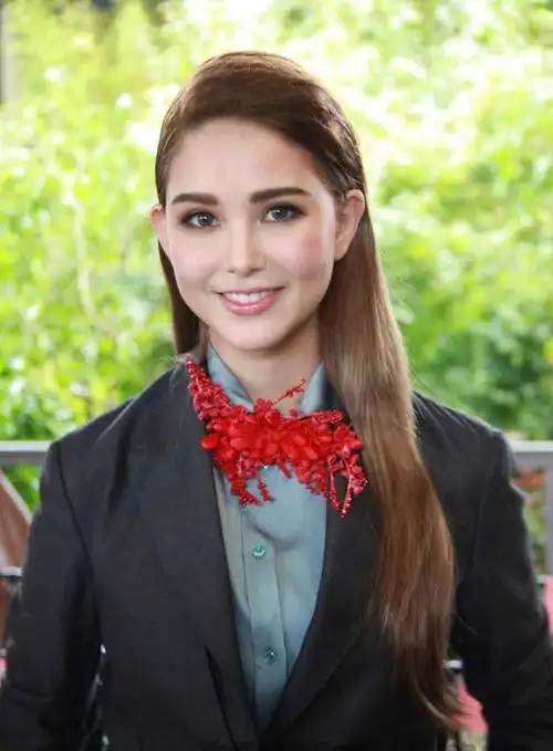 昆凌真自信,走红毯没选礼服,把长西装当裙子穿,显高又有辨识度|高跟鞋