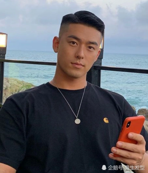 上海赵老师男士烫发染发: 型男三七分侧背发型帅气 男生三七分侧背分