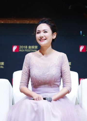 程莉莎的身材真饱满,穿薄纱连衣裙配盘发,带点肉感看着更年轻