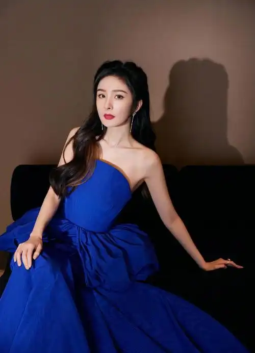 杨幂同样亮相中国文学艺术界春节大联欢,一袭宝蓝色礼服裙尽显端庄