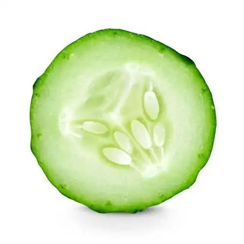 白色背景上的被切开的新鲜黄瓜片内部特写