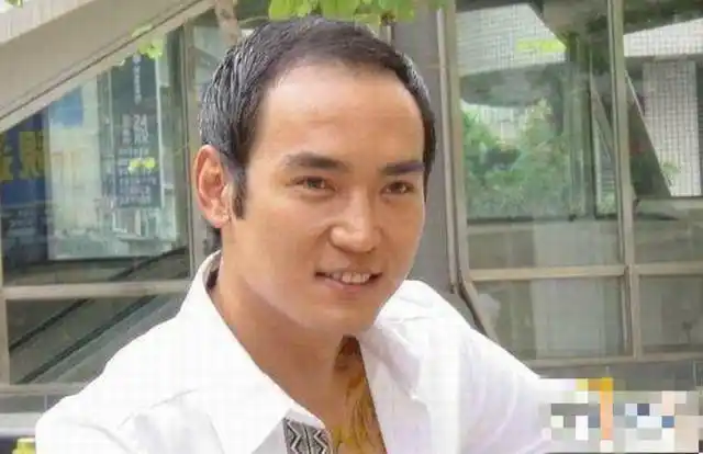 首先来看看男主角李寻欢的饰演者焦恩俊,他的长相绝对属于古装美男型