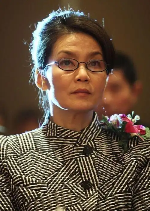 潘虹才是优雅代言人,条纹外套配黑裙端庄大气,看着挺素雅_网易订阅