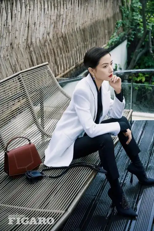 黑色衬衫,黑色西裤均为 saint laurent高跟鞋 jimm