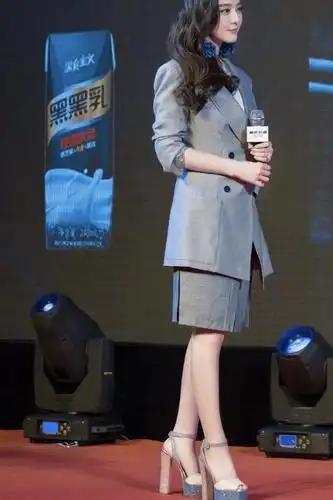 近日,范冰冰出席某活动干练十足,西服套装裙配高跟鞋,跟高15厘米,女神