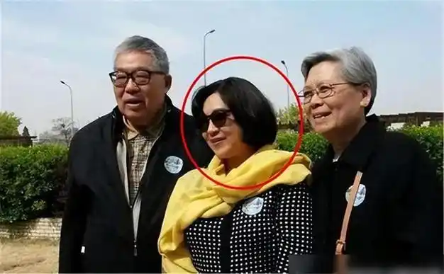 60岁李连杰晒夫妻合影利智被指像大妈前妻黄秋燕依旧美丽动人